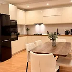 Appartement Premium - Spacious 3br With Balcony