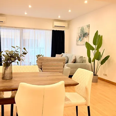 Premium - Spacious 3br With Balcony アパート