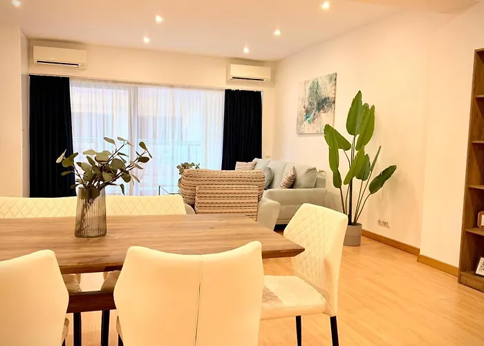Premium - Spacious 3br With Balcony Apartman
