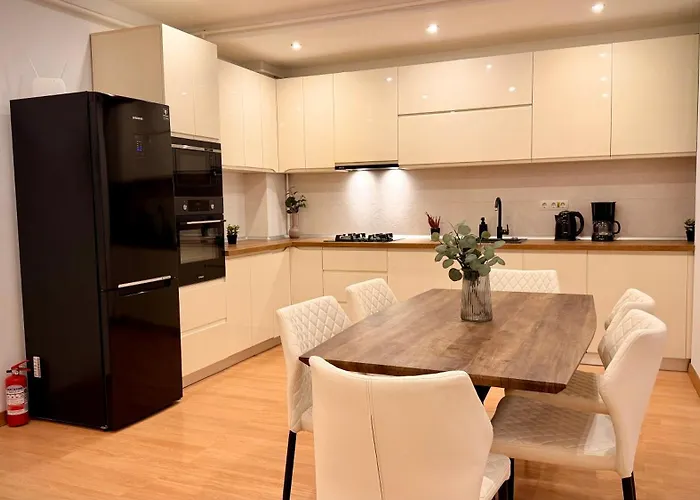 Apartament Premium - Spacious 3br With Balcony